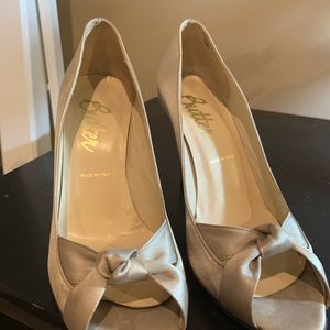 BUTTER soft gold heel with front twist pattern